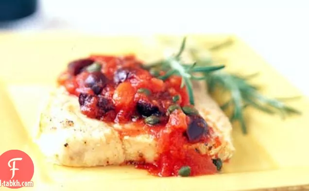 زيت الزيتون-ماهيماهي مسلوق مع صلصة الطماطم المتوسطية