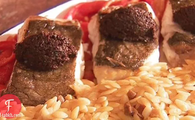 سمك الهلبوت المشوي بالفرن مع تابينادي الزيتون الأسود على الفلفل الأحمر المحمص (الاغتصاب أسادو كون تابينادا نيجرا و بيمينتوس مورونيس)