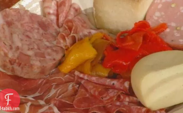 خبز مقلي يقدم مع خبز مقلي مشكل يقدم مع اللحوم المختلطة والجبن للوجبة الخفيفة الكلاسيكية: معجون كريسيوتي سبونتينو