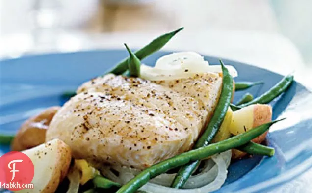 الهلبوت أون بابيلوت مع البطاطس والفاصوليا الخضراء والبصل الحلو