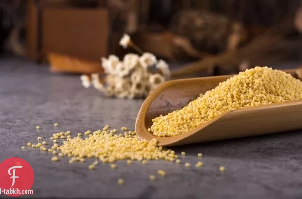 تونة مقشرة بالشمر المحمص مع صلصة الزعفران والفلفل الأحمر وكسكسي الخضار الربيعي