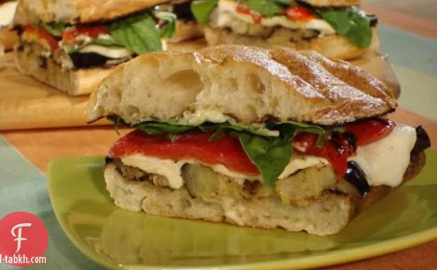 باذنجان مشوي وجبن موزاريلا طازج على سياباتا مع فلفل أحمر مشوي ، مايونيز بالثوم ، ريحان طازج وجرجير