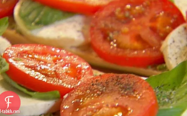 ساندويتش طماطم وجبن موزاريلا وريحان مفتوح الوجه