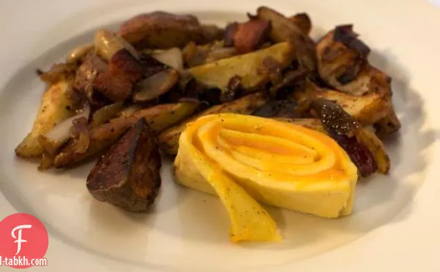 جبن شيدر توالت عجة البيض مع لحم الخنزير المقدد البطاطا المحمصة