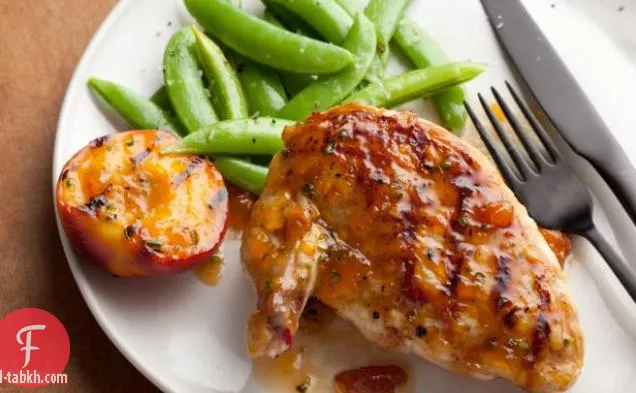 صدور الدجاج المشوي مع الصقيل الخوخ حار