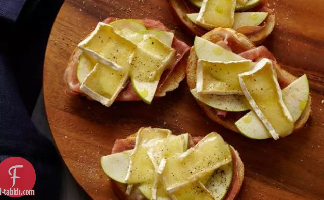 خبز بروسسيوتو وبري مع زبدة التفاح