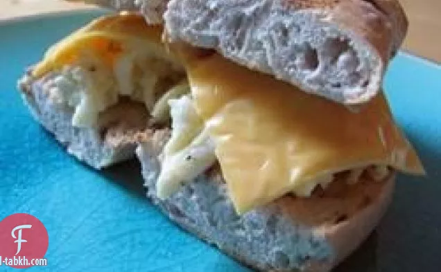 عنبية البيض والجبن الخبز