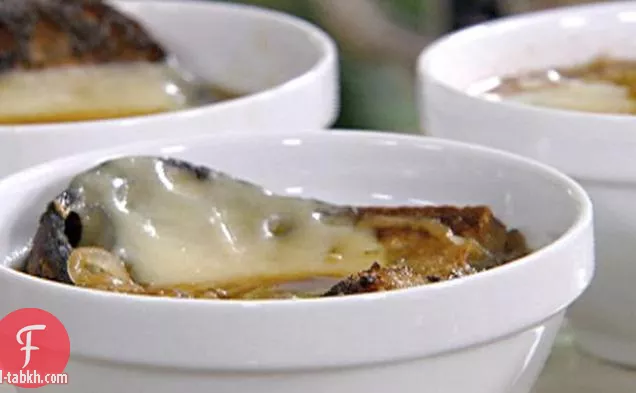 حساء غينيس والبصل مع خبز الشيدر الأيرلندي