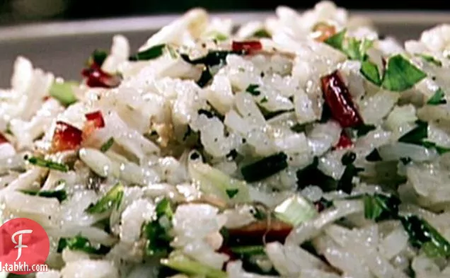 أرز الياسمين المحمص مع البصل الأخضر المشوي