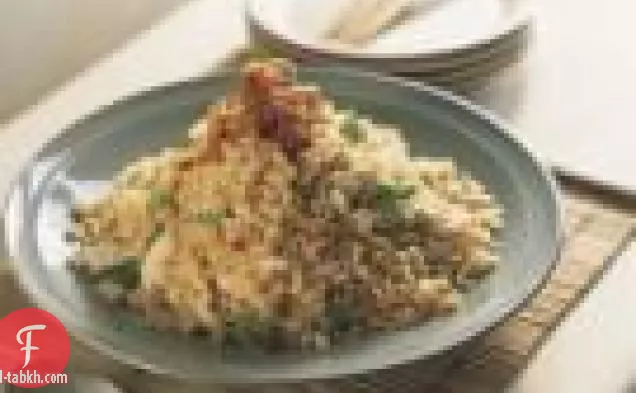 أرز مقلي بالفلفل الحار مع السلطعون والريحان التايلاندي