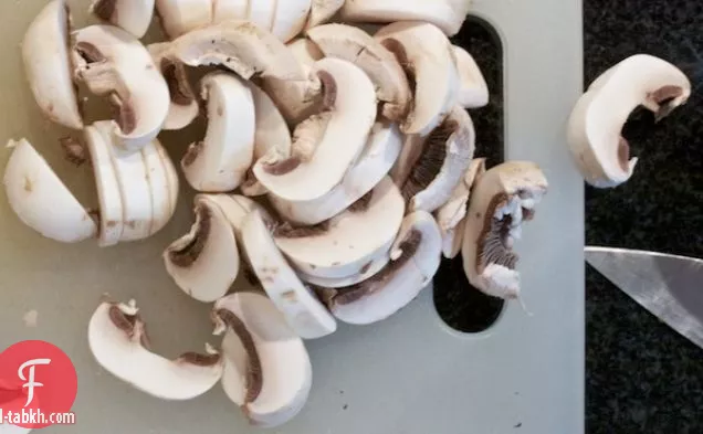 الأرز البري مع الفطر المقرمش والكرز واللوز المحمص