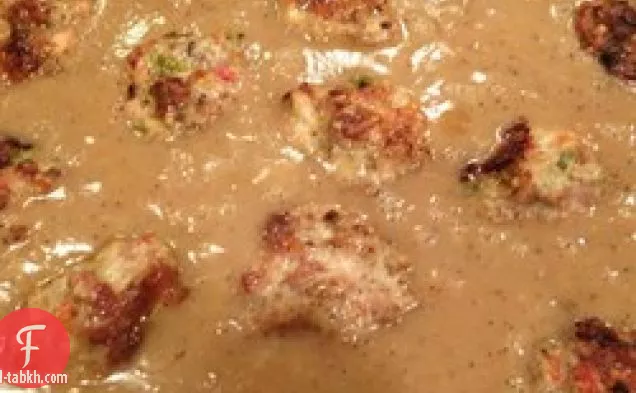 كرات رغيف الدجاج مع المرق والأرز