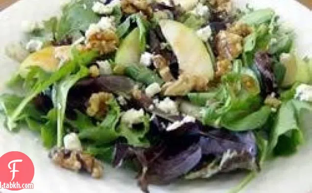 سلطة الكمثرى والجبن الأزرق المنعشة