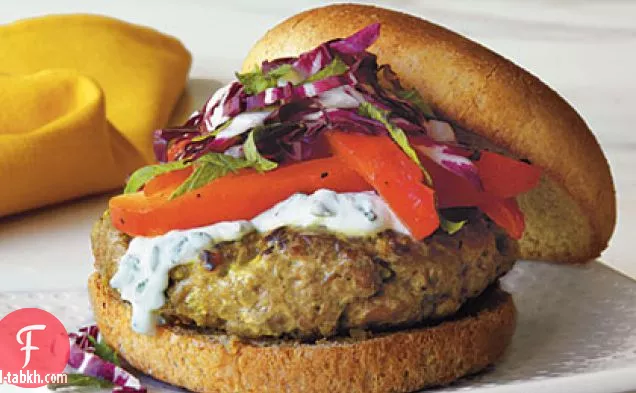 برجر لحم الضأن مع البهارات الهندية وصلصة الزبادي بالنعناع