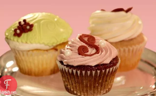 كعك الزنجبيل مع صقيع الزبد عنب الثعلب