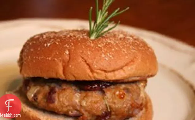 برجر الديك الرومي مع البري والتوت البري وإكليل الجبل الطازج