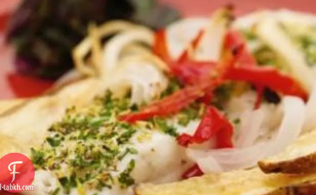 سمك الهلبوت المشوي مع الفلفل الأحمر والبصل والبطاطا روسيت