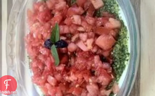 جبن الماعز والطماطم والبيستو تراجع