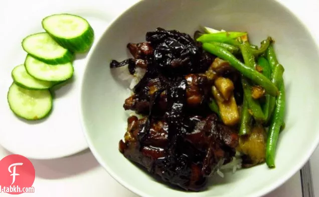 التوفو المقلي مع الفطر والبازلاء والسكر والبصل الأخضر