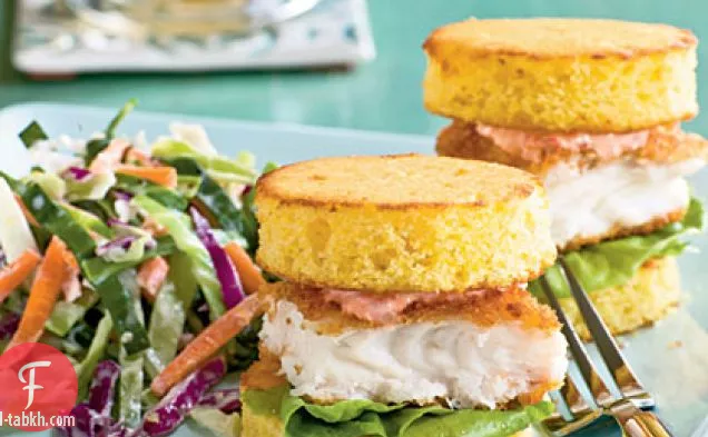 منزلقات السمك على جولات خبز الذرة مع مايونيز الفلفل الأحمر