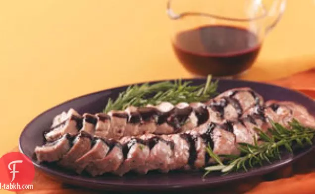 لحم الخنزير روزماري مع صلصة ميناء التوت