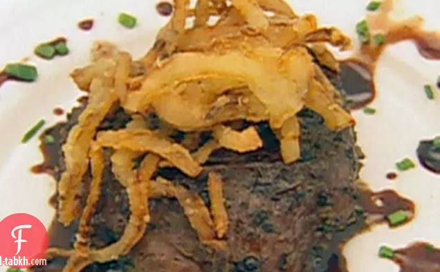 الفلفل مرصع لحم البقر المتن على الطماطم لحم البقر مع جبن الماعز والبصل المقلي الفرنسي وصلصة الخل البلسمي