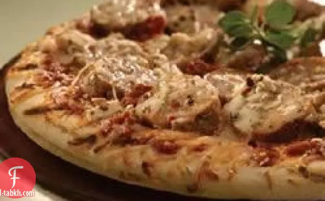 بيتزا يونانية متوسطية مشوية مع نقانق دجاج طماطم مجففة
