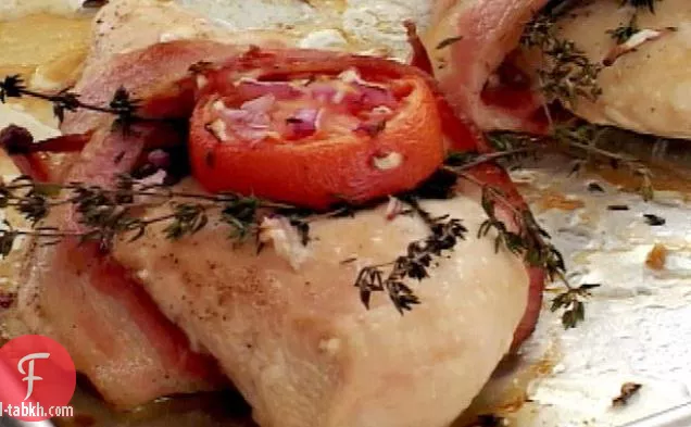 الدجاج مع لحم الخنزير المقدد والطماطم والزعتر