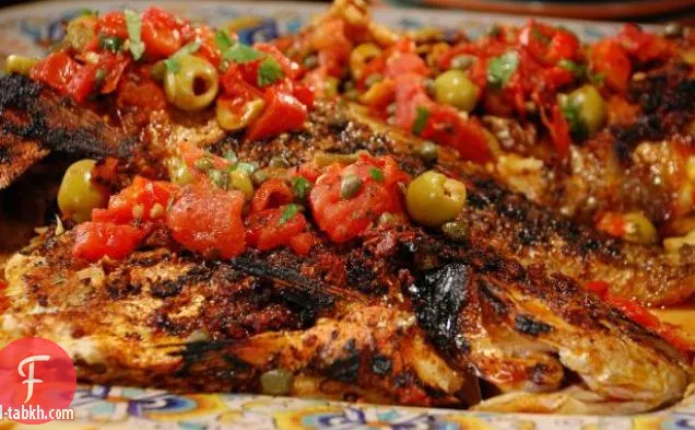 سمك النهاش الكامل مع صلصة فيرا كروز المشوية