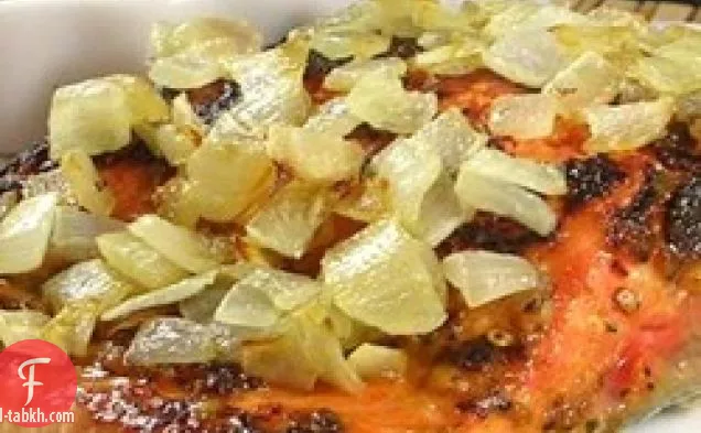 سمك السلمون الحار مع البصل بالكراميل