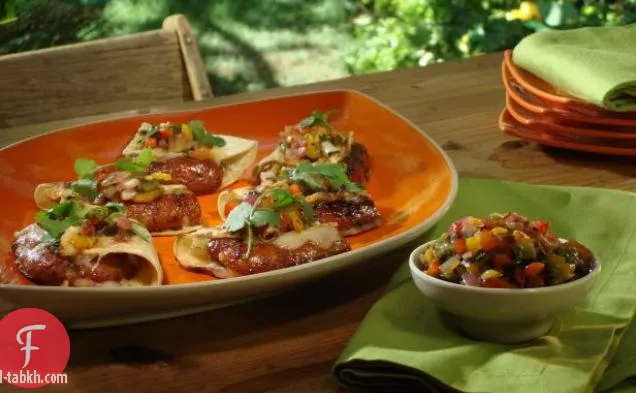 سندويشات التاكو المشوية الساخنة والحلوة مع صقيل المشمش والهالبينو والفلفل المشوي وصلصة البصل الأحمر