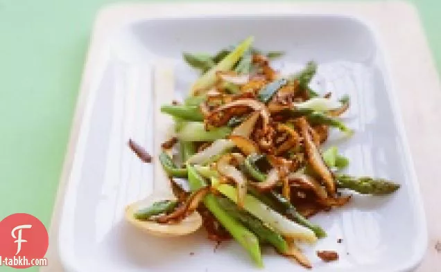 البصل الأخضر سوتيه ، والفطر ، والهليون