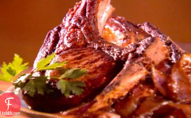 قطع لحم الخنزير المتبل بالخردل السميك مع البصل الأحمر بالكراميل
