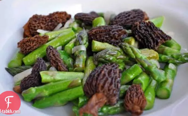 زبدة الهليون مطهو ببطء مع موريلز