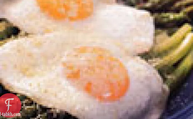 البيض المقلي والهليون مع البارميزان