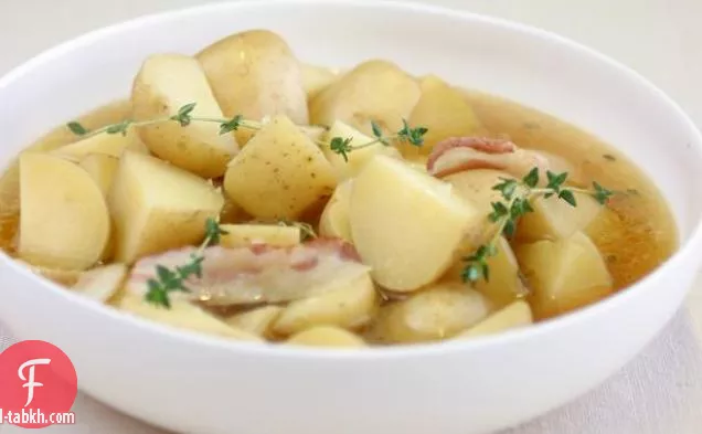 البطاطا المطبوخة بطيئة مع الزبدة والزعتر