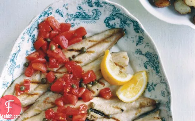 الماكريل المشوي مع الكبر الصقلي-صلصة الطماطم