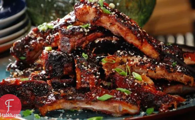 التوابل الآسيوية يفرك الأضلاع مع صلصة الأناناس والزنجبيل شواء وبذور السمسم الأسود والأبيض