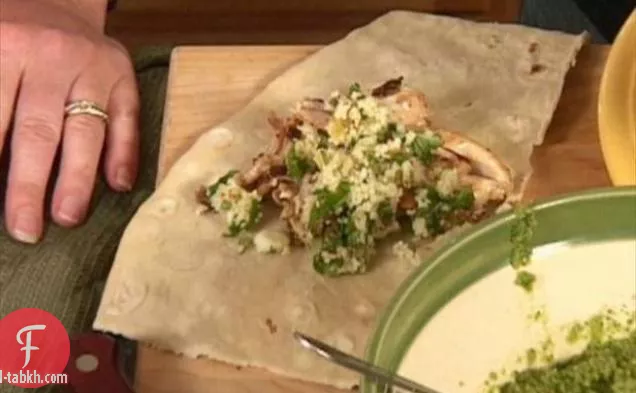 دجاج مغربي مع كسكس المشمش وصلصة الزيتون الأخضر في خبز مسطح