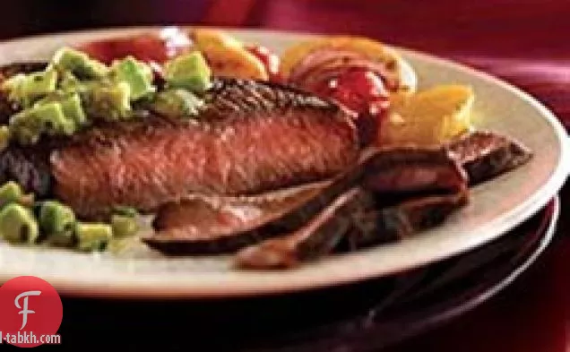 شرائح اللحم المفروم بالكمون مع صلصة الأفوكادو الخضراء