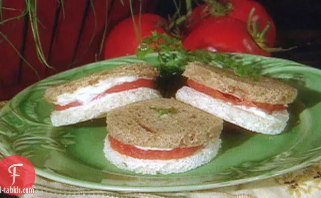 ساندويتش الطماطم مع البقدونس أو الريحان