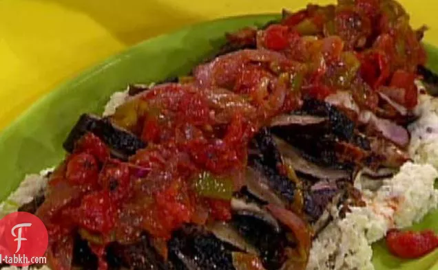 أفخاذ دجاج مشوية كاكياتور مع بطاطس بالثوم المحطمة