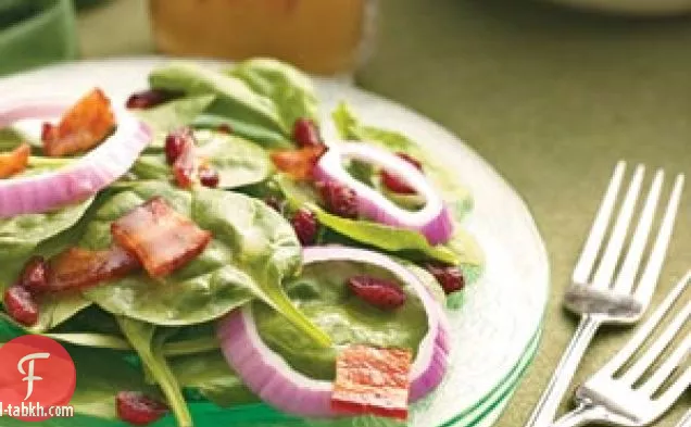 سلطة التوت البري والسبانخ مع صلصة لحم الخنزير المقدد