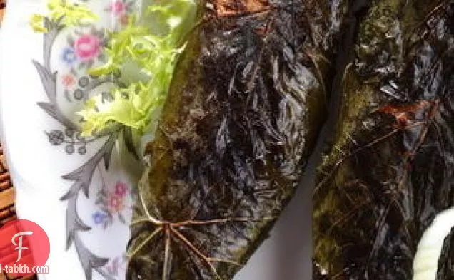 سمك كامل مشوي في ورق العنب