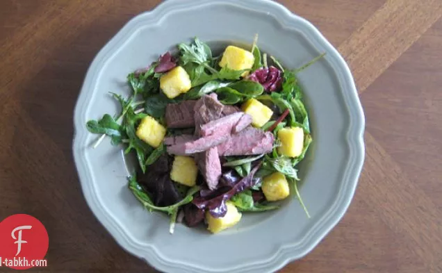 شريحة لحم الجناح مع عصيدة من دقيق الذرة الثوم