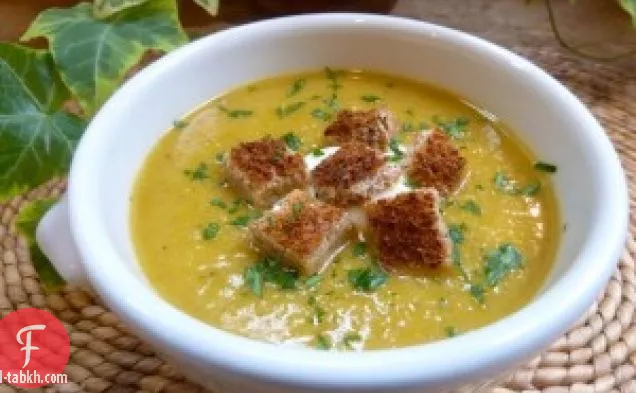 شوربة الكراث النحيفة والكريمة مع لحم الخنزير المقدد المدخن من خشب التفاح