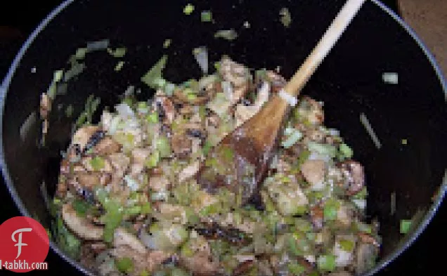 شوربة الدجاج بالكريمة مع الأرز البري والكراث والفطر