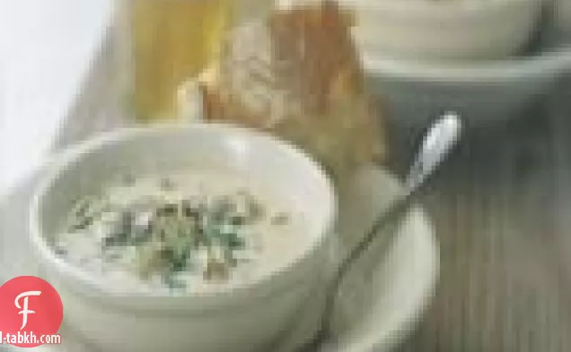 نيو انغلاند حساء البطلينوس مع الكراث ولحم الخنزير المقدد