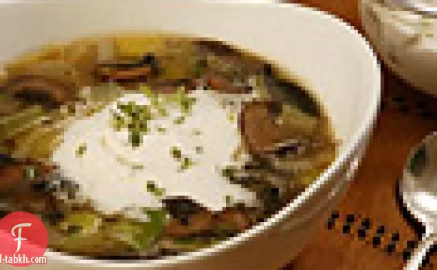 شوربة الفطر والكراث مع كريمة الزعتر