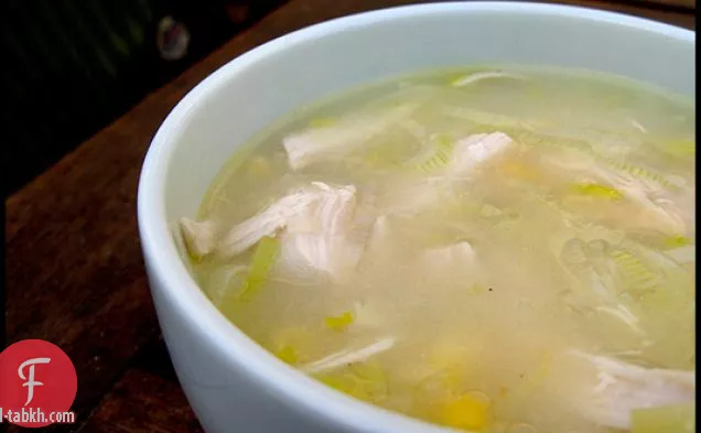 شوربة الدجاج والذرة والكراث